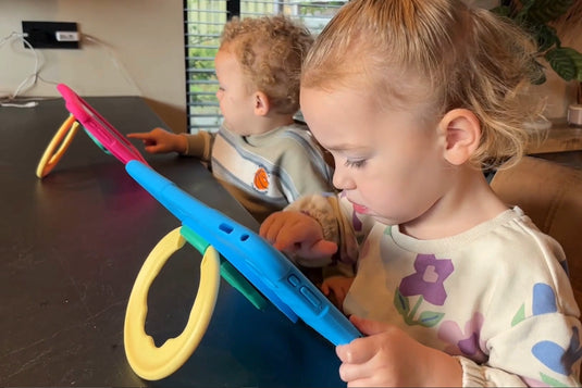 Broer en zus genieten samen van de 10 inch Kindertablet Pro van Bon Bon