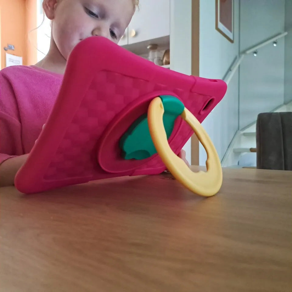 Kind speelt op Bon Bon Kindertablet 10 inch