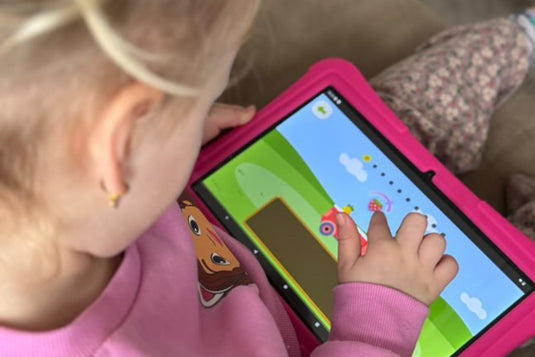Meisje speelt een educatief spelletje op de 10 inch kindertablet van Bon Bon