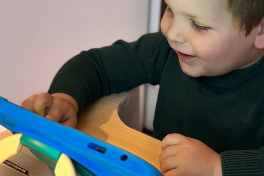 Jongen speelt met plezier op de valbestendige kindertablet van Bon Bon