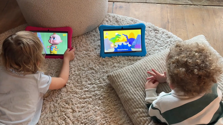 Broer en zus kijken een video op een 10 inch educatieve kindertablet van Bon Bon Electronics