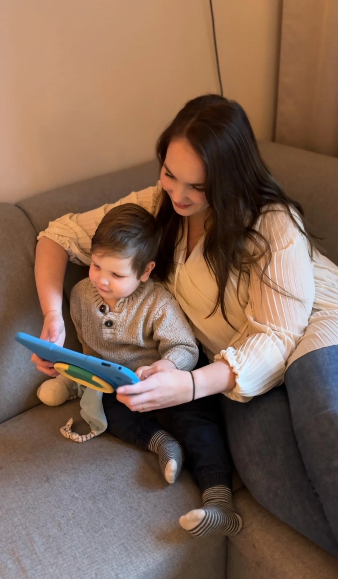 Ouder speelt samen met kind op de educatieve kindertablet