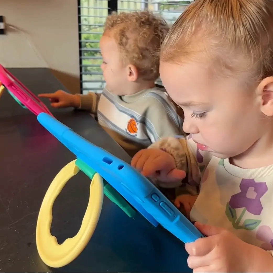 Broer en zus genieten samen van de 10.1-inch Kindertablet Pro van Bon Bon Electronics.