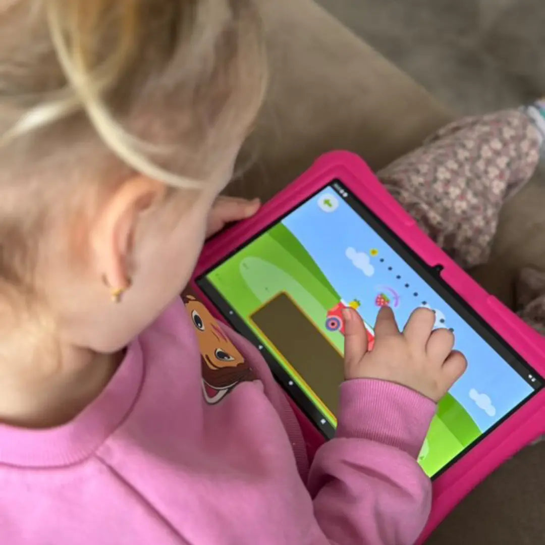 Meisje speelt een educatief spelletje op de 10 inch kindertablet van Bon Bon Electronics